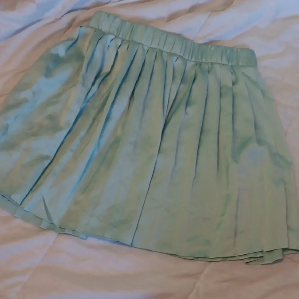 La Hearts Green Asymmetrical Pleated Skater Mini - Picture 5 of 8